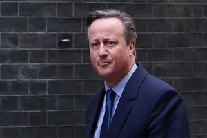 Ông David Cameron xuất hiện bên ngoài số 10 phố Downing tại London, ngày 13/11/2023. (Ảnh: Reuters)