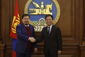 Chủ tịch Quốc hội Mông Cổ Gombojav Zandanshatar tiếp Đại sứ Việt Nam tại Mông Cổ Doãn Khánh Tâm. Ảnh do Đại sứ quán Việt Nam tại Mông Cổ cung cấp 
