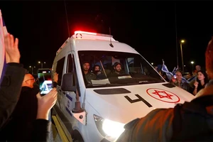 Xe chở các con tin được trả tự do đến Ofakim, Israel, ngày 30/11/2023, theo thỏa thuận giữa Israel và Hamas. Ảnh: Reuters