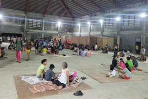 Người dân tập trung tại một trung tâm sơ tán sau khi động đất xuất hiện tại Hinatuan, tỉnh Surigao del Sur, Philippines, ngày 2/12/2023. Ảnh: Reuters
