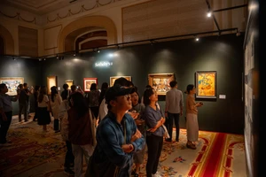 Hãng đấu giá Sotheby’s chính thức hiện diện tại thị trường Việt Nam thông qua việc tổ chức những triển lãm mỹ thuật quy mô lớn. Trong ảnh: Đông đảo khách tham quan triển lãm Mộng Viễn đông, tháng 7/2023. Ảnh: Bảo nguyễn/Annam Gallery