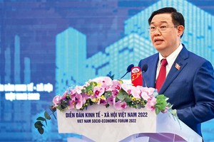 Chủ tịch Quốc hội Vương Đình Huệ phát biểu tại Diễn đàn kinh tế-xã hội Việt Nam 2022. Ảnh: DUY LINH