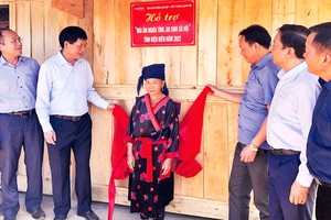 Lãnh đạo tỉnh trao nhà tặng hộ nghèo ở huyện Tủa Chùa.