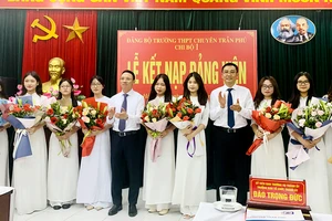 Lãnh đạo Thành ủy Hải Phòng và Sở Giáo dục và Ðào tạo Hải Phòng chúc mừng các đảng viên mới kết nạp của Trường THPT chuyên Trần Phú.