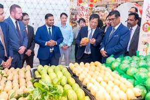Giới thiệu hàng nông sản của Việt Nam tại UAE.