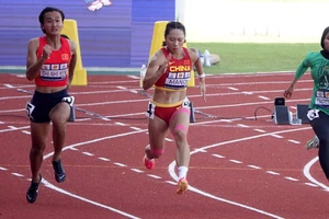 Vận động viên trẻ Nhi Yến (ngoài cùng, bên trái) thi đấu tại Giải vô địch điền kinh châu Á 2023.