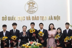 6 học sinh trong đội tuyển Việt Nam dự IJSO năm 2023 cùng Lãnh đạo Sở Giáo dục và Đào tạo Hà Nội (Ảnh: Sở GD&ĐT Hà Nội)