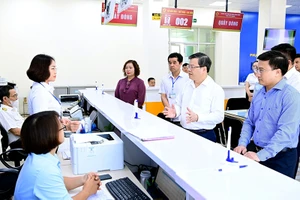 Chủ tịch Ủy ban nhân dân tỉnh Tuyên Quang Nguyễn Văn Sơn kiểm tra hoạt động của Trung tâm phục vụ hành chính công.