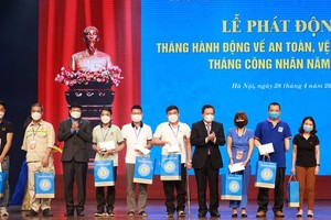 Tặng quà công nhân lao động bị tai nạn lao động tại lễ phát động Tháng hành động về an toàn, vệ sinh lao động và Tháng Công nhân năm 2022. (Ảnh: nhandan.vn)