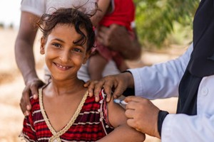 Tiêm phòng cho trẻ em trong một đợt tiêm chủng cộng đồng cho trẻ em ở Aden Governorate, Yemen, tháng 6/2022. (Ảnh: UNICEF)