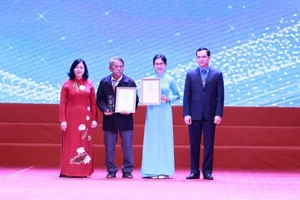 Tác giả Nguyễn Trí, (người thứ hai từ trái sang) nhận giải Nhất trong Lễ trao giải Cuộc thi sáng tác văn học về đề tài Công nhân và Công đoàn.