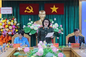 Thiếu tướng Lê Hoài Thu, Phó Cục trưởng Cục Công tác đảng và công tác chính trị (Bộ Công an) phát biểu đề dẫn.
