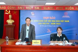 Phó Chủ tịch thường trực Hội Nhà báo Việt Nam Nguyễn Đức Lợi phát biểu tại họp báo.