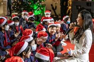 Sự kiện "Ngôi làng Giáng sinh" đã mang nghệ thuật và niềm vui đến với nhiều thiếu nhi Việt Nam (Ảnh: JW Marriott Hà Nội)