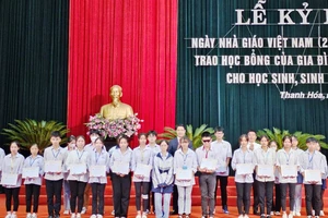 Lãnh đạo tỉnh Thanh Hóa cùng nhà tài trợ trao học bổng Lê Viết Ly cho sinh viên vượt khó, học giỏi.