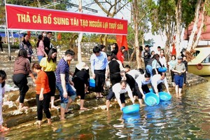 Thả cá bổ sung nguồn lợi thủy sản hồ Thác Bà. (Ảnh: Báo điện tử Đảng Cộng sản)