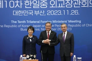 Từ trái sang: Bộ trưởng Ngoại giao Trung Quốc Vương Nghị, Bộ trưởng Ngoại giao Hàn Quốc Park Jin và Bộ trưởng Ngoại giao Nhật Bản Yoko Kamikawa tại cuộc gặp ở Busan, Hàn Quốc, ngày 26/11. (Ảnh: AP)