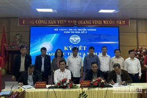 Đại diện lãnh đạo các sở thông tin và truyền thông trong khu vực miền núi phía bắc ký giao ước thi đua.