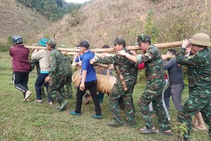 Lực lượng chức năng di chuyển quả bom.