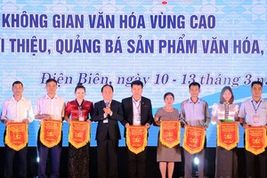 Ông Nguyễn Minh Phú - Giám đốc Sở Văn hóa, Thể thao và Du lịch tỉnh Điện Biên trao cờ lưu niệm tặng các đoàn tham gia.