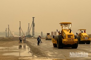 Các nhà thầu đang nỗ lực đẩy nhanh tiến độ thi công hạng mục đường lăn, sân đỗ Cảng Hàng không Điện Biên.