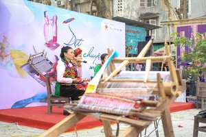 Cô Kao Thị Sơn giới thiệu thổ cẩm của người Mường, tại sự kiện "Dệt nên câu chuyện mình", tháng 1/2021. (Ảnh: Minh Đức)