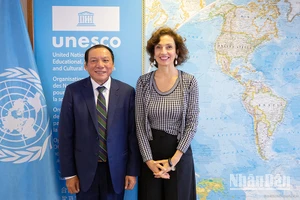 Tổng Giám đốc Audrey Azoulay chào đón Bộ trưởng Nguyễn Văn Hùng tới thăm và làm việc tại trụ sở UNESCO ở Paris. 