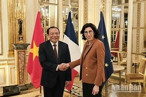 Bộ trưởng Văn hóa Pháp Rima Abdul Malak chào đón Bộ trưởng Văn hóa, Thể thao và Du lịch Nguyễn Văn Hùng tới thăm và làm việc tại Pháp. Ảnh: Minh Duy.