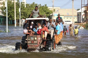 Người dân sơ tán khỏi vùng ngập lụt tại Beledweyne, Somalia, ngày 14/5/2023. (Ảnh: AFP/TTXVN)