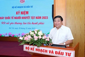 Bộ trưởng Kế hoạch và Đầu tư Nguyễn Chí Dũng phát biểu tại buổi lễ. 