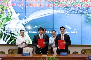 Sở Giao thông vận tải Thành phố Hồ Chí Minh ký kết Biên bản thỏa thuận tài trợ xây dựng Cầu đi bộ qua sông Sài Gòn với Nutifood.