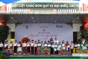 Các học sinh có bài dự thi tốt được biểu dương tại Lễ trao giải Chung kết cuộc thi “Chữ đẹp tuổi thơ”.