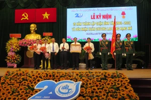 Bí thư Thành uỷ Thành phố Hồ Chí Minh Nguyễn Văn Nên trao Huân chương lao động hạng Nhì cho Đảng bộ, chính quyền và nhân dân quận Bình Tân.