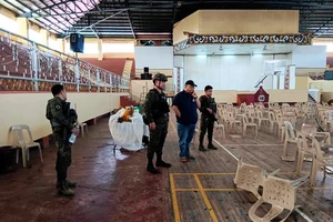 Cảnh sát điều tra tại hiện trường vụ nổ ở thành phố Marawi, tỉnh Lanao del Sur, Philippines. (Ảnh: THX/TTXVN)