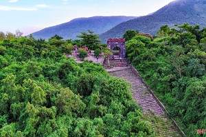 "Cổng trời" Hoành Sơn quan trên đỉnh đèo, phóng tầm mắt là cả một vùng đất Kỳ Anh, Hà Tĩnh rộng lớn. (Ảnh: Huy Tùng)