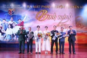 Lãnh đạo Trung tâm truyền thông tỉnh Quảng Ninh và Tổng Công ty Đông Bắc tặng hoa chúc mừng Đoàn làm phim.