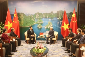 Đoàn đại biểu đại diện lãnh đạo Chính hiệp Toàn quốc Trung Quốc chào xã giao đồng chí Đỗ Văn Chiến, Bí thư Trung ương Đảng, Chủ tịch Ủy ban Trung ương Mặt trận Tổ quốc Việt Nam.