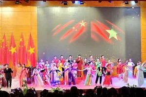 Chương trình nghệ thuật đặc sắc do diễn viên của hai nước biểu diễn tại lễ khai mạc.