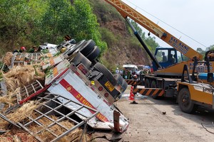 Lực lượng cứu hộ Công an tỉnh Phú Yên đang đưa người bị kẹt trong xe ra ngoài trong vụ tai nạn tại huyện Tuy An. 