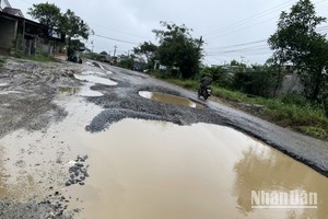 Nhiều nơi mặt đường bị hư hỏng biến thành những ao nước sâu.