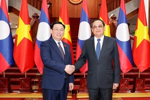 Chủ tịch Quốc hội Vương Đình Huệ hội kiến Thủ tướng Chính phủ Lào Sonexay Siphandone. (Ảnh: TTXVN)