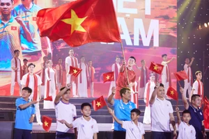 Duy Mạnh tái hiện khoảnh khắc cắm cờ Việt Nam tại Thường Châu trong ngày kỷ niệm 30 năm thành lập T&T Group. 