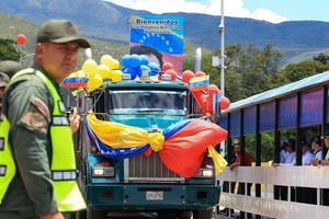 Colombia và Venezuela chính thức mở lại cửa khẩu biên giới chung.