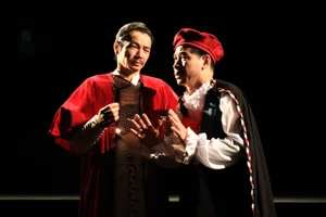 Nghệ sĩ Trung Anh (bên trái) đảm nhận vai Hamlet trong vở kịch kinh điển Hamlet của W.Shakespeare, đạo diễn Anh Tú. Nguồn: Nhà hát Kịch Việt Nam