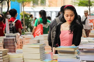 Bạn trẻ chọn sách tại Đường sách Thành phố Hồ Chí Minh. Ảnh: Thanh Trần 
