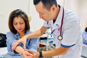 Điều trị cho bệnh nhân mắc sốt xuất huyết tại Bệnh viện Đa khoa Đống Đa, Hà Nội. Ảnh: BVĐK Đống Đa