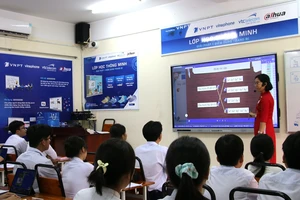 VNPT khai trương phòng học thông minh tại trường PTTT Đào Sơn Tây.