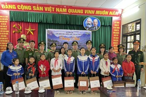 Tặng quà cho các em học sinh có hoàn cảnh khó khăn vượt khó học tập trên địa bàn xã Mường Và.