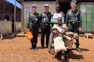 Tổ công tác Bộ Công an Việt Nam tham gia gìn giữ hòa bình Liên hợp quốc tặng quà cho phụ nữ khuyết tật trong trại lánh nạn ở Juba, Nam Sudan. (Ảnh: TTXVN)