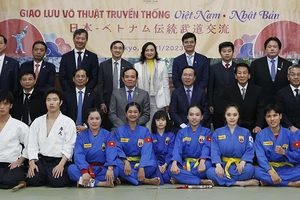 Chủ tịch nước Võ Văn Thưởng cùng các đại biểu với võ sĩ hai nước tham dự chương trình giao lưu võ thuật. (Ảnh: TTXVN)